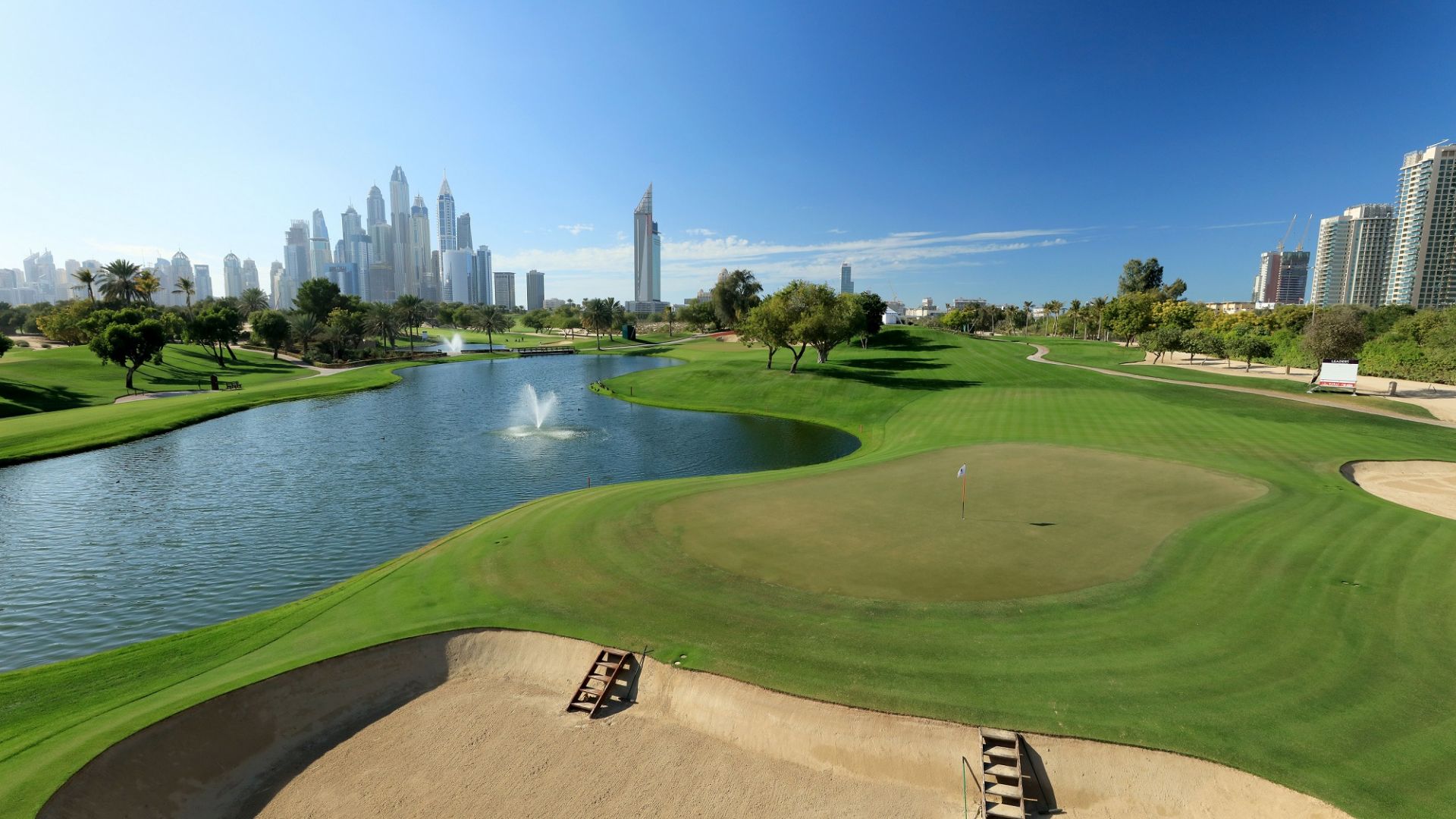 Play the Emirates Majlis Golf Course on golf breaks in Dubai