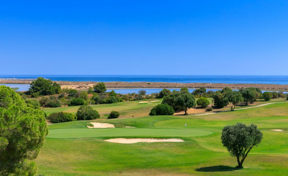 Discover golfing paradise at Palmares Golf Course, a scenic gem near Dom Pedro Lagos Hotel. Immerse yourself in the allure of challenging fairways and breathtaking landscapes, providing golf enthusiasts with an unforgettable experience.